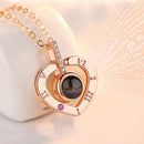 Colar com Pingente de Coração com Eu Te Amo em 100 Idiomas